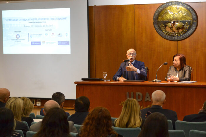 José Valerio, Ministro de la Suprema Corte de Justicia de Mendoza durante su exposición en las Jornadas Internacionales de Juicios por Jurados