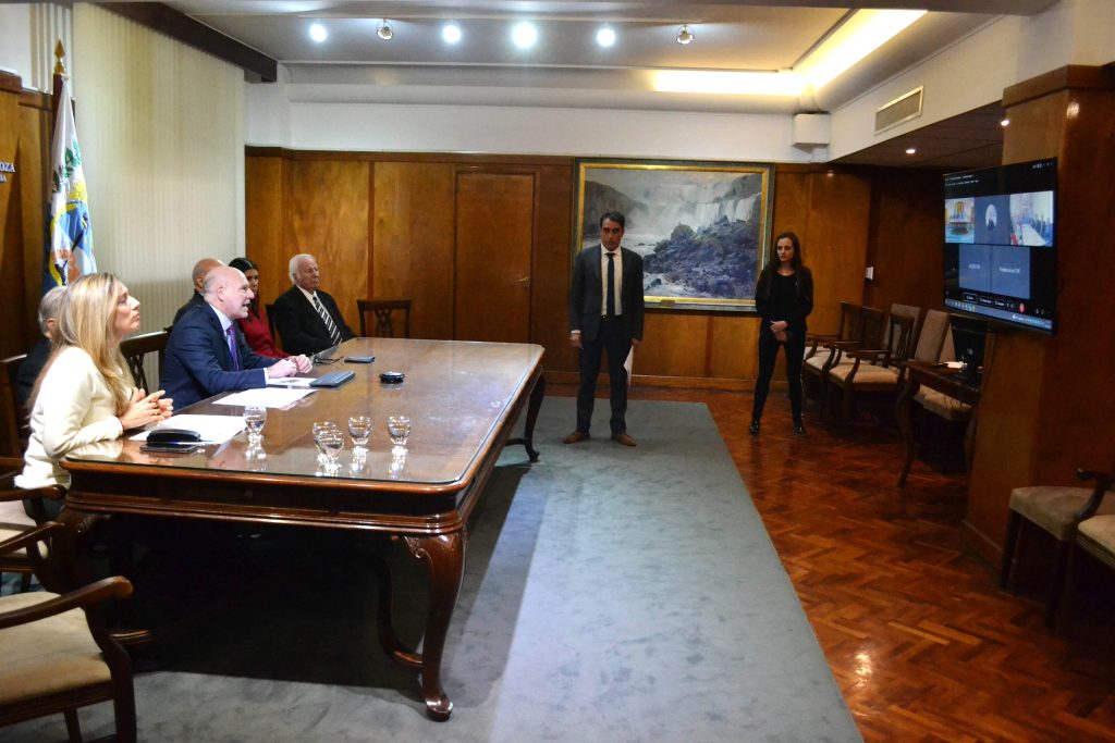 Reunión Virtual. Integrantes del máximo tribunal de Justicia de Mendoza, Dalmiro Garay, Jose Valerio, Teresa Day, Julio Gómez y Pedro Llorente junto a la encargada de la OPCyC, Carina Ginestar, en la reunión virtual con sus pares de Percambuco, Brasil.