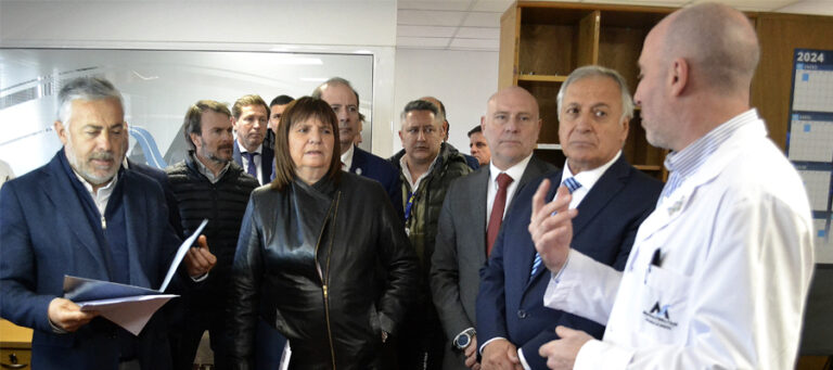 Patricia Bullrich visitó el Laboratorio de Huellas Genéticas de Mendoza