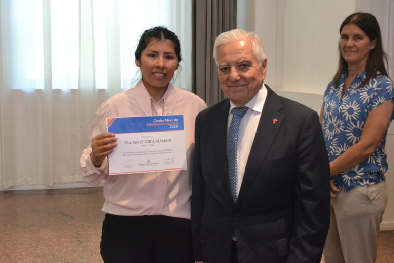 Julio Gómez junto a Janet Erica Mamani