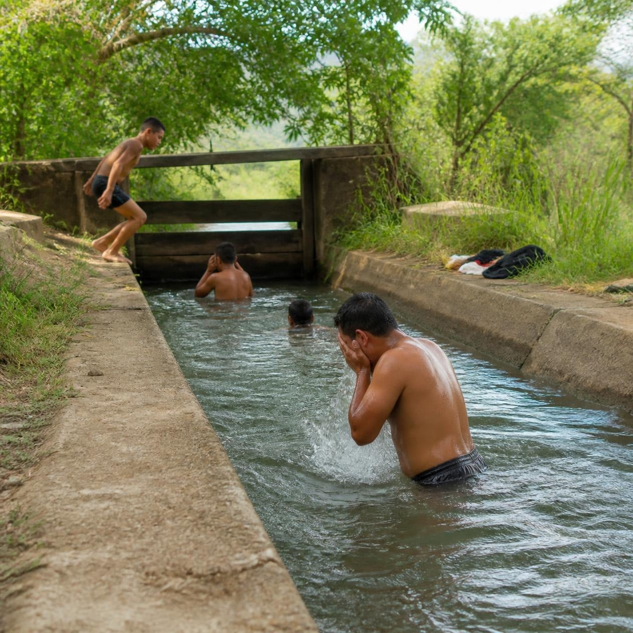 ART. 124 - Bañarse en cauces de agua no autorizados para ese fin