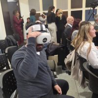 Asistentes a la Mesa Federal con lentes de realidad virtual