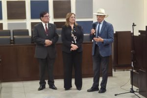 De izq. a der. Dr. Olivares Yapur, Dra. García Nieto y Dr. Valerio