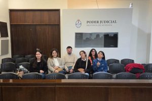 Estudiantes avanzados de Abogacía en las salas de audiencias penales