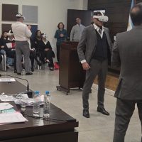 Voluntarios utilizando los lentes de realidad virtual